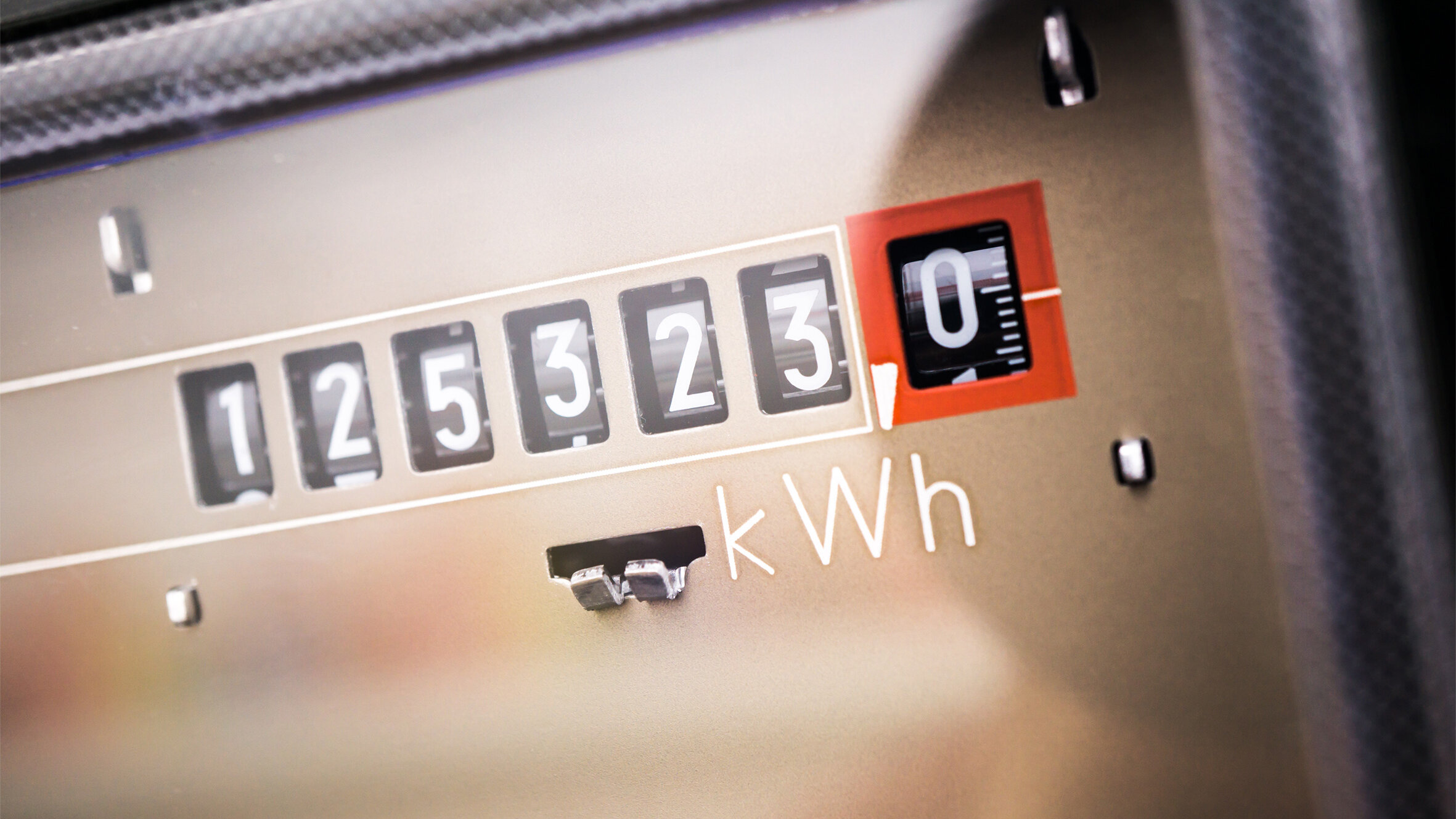 Detailaufnahme eines analogen Stromzählers mit sichtbarer kWh-Anzeige und aktuellem Zählerstand zur Erfassung des Stromverbrauchs.