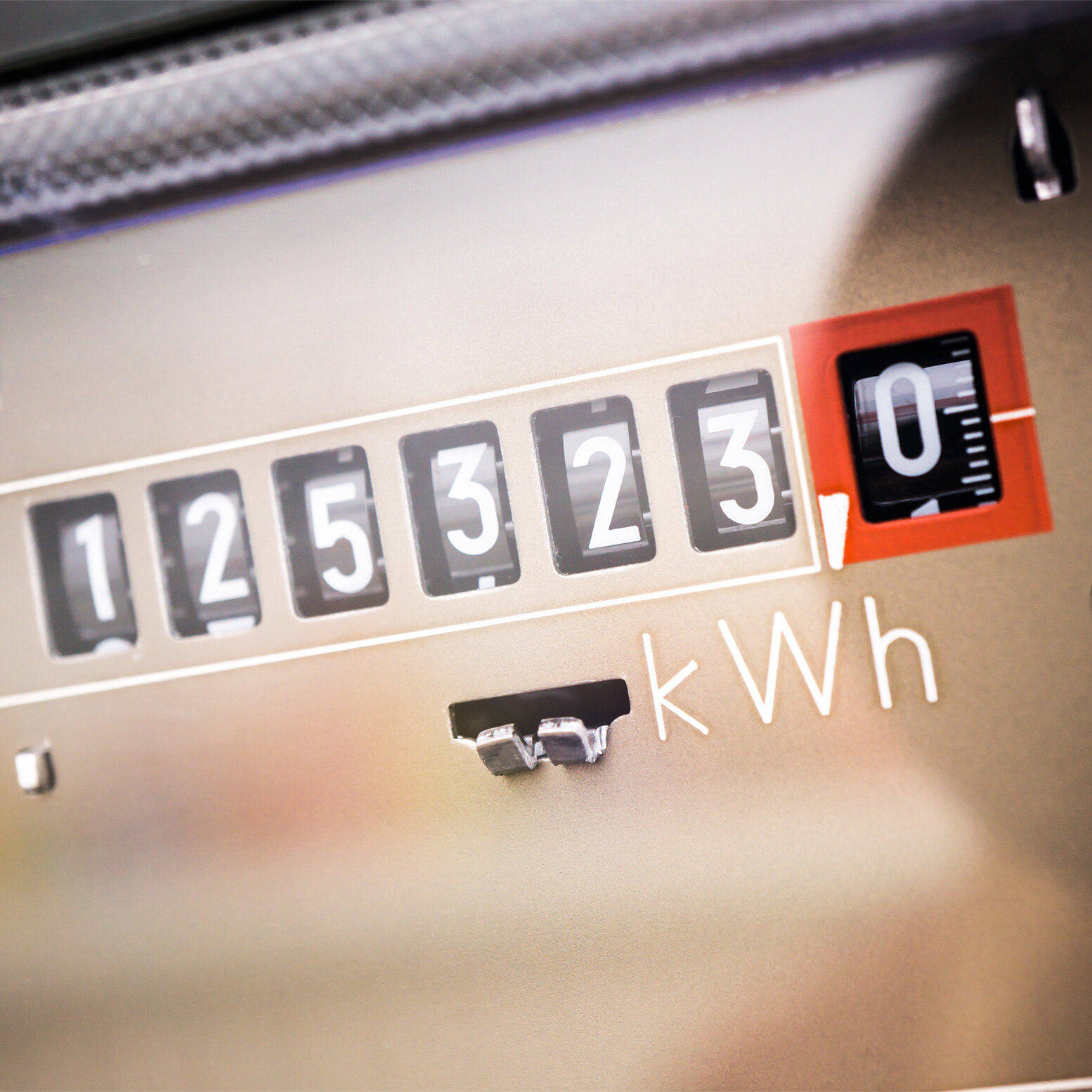 Detailaufnahme eines analogen Stromzählers mit sichtbarer kWh-Anzeige und aktuellem Zählerstand zur Erfassung des Stromverbrauchs.