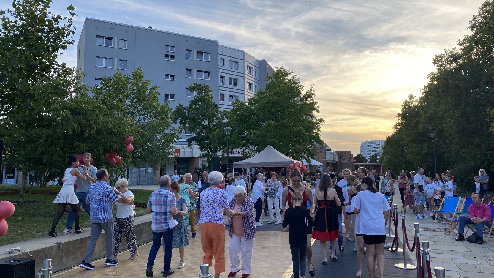 die Veranstaltung "Tanz in den Herbst" auf der Marzahner Promenade bei Sonnenuntergang.