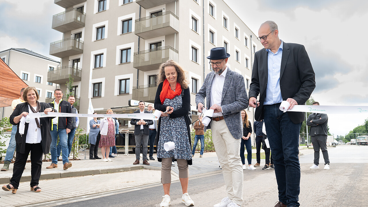 Einweihung Parkstadt Falkensee. Dabei wird ein Band durchschnitten.