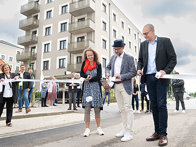 Einweihung Parkstadt Falkensee. Dabei wird ein Band durchschnitten.