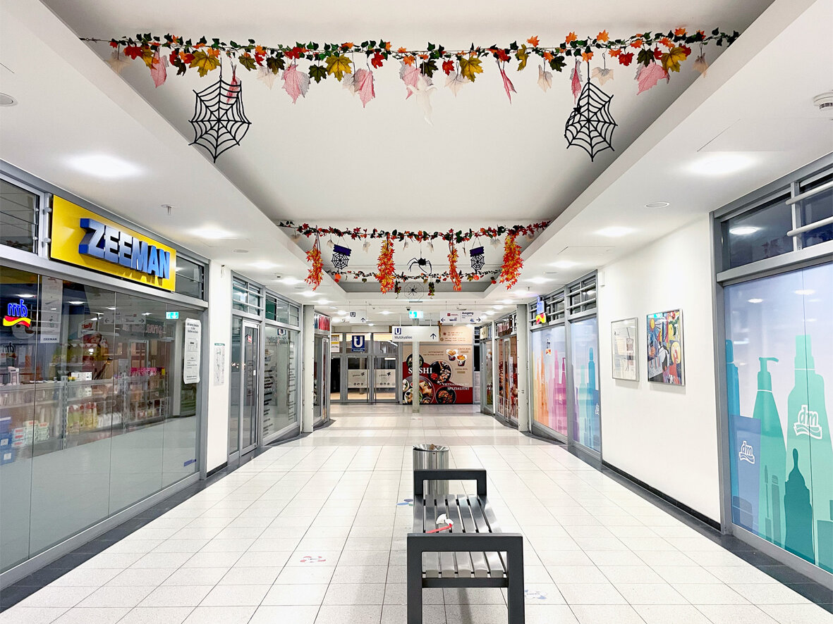 Herbstdekoration - Girlanden - in der Einkaufspassage