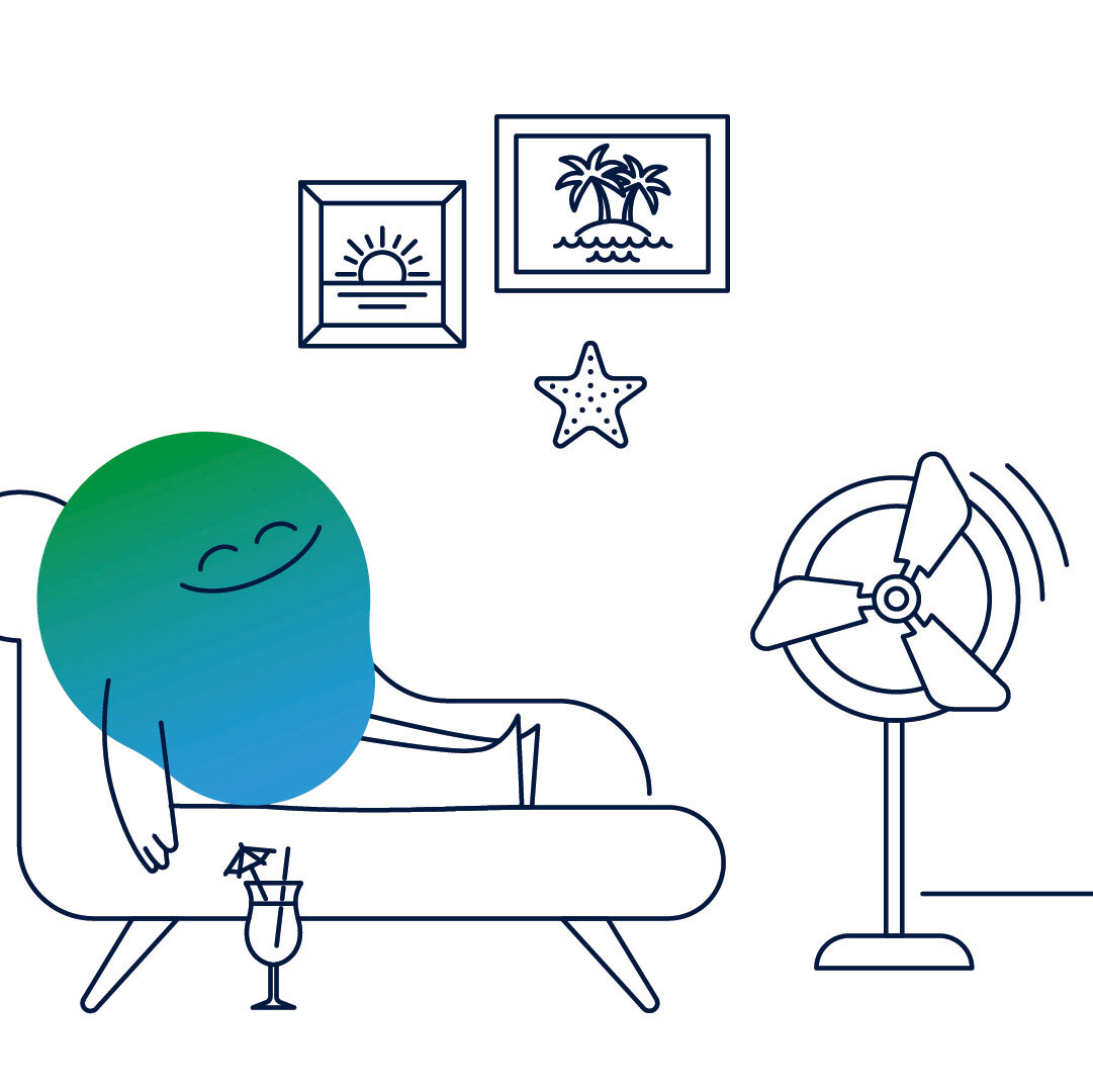 Illustration der Erklärfigur Kalle. Er liegt auf einem Sofa, hat ein Getränk vor ihm auf dem Boden. Ein Ventilator bläst ihm kühle Luft ins Gesicht. Durch das Fenster scheint die Sonne.