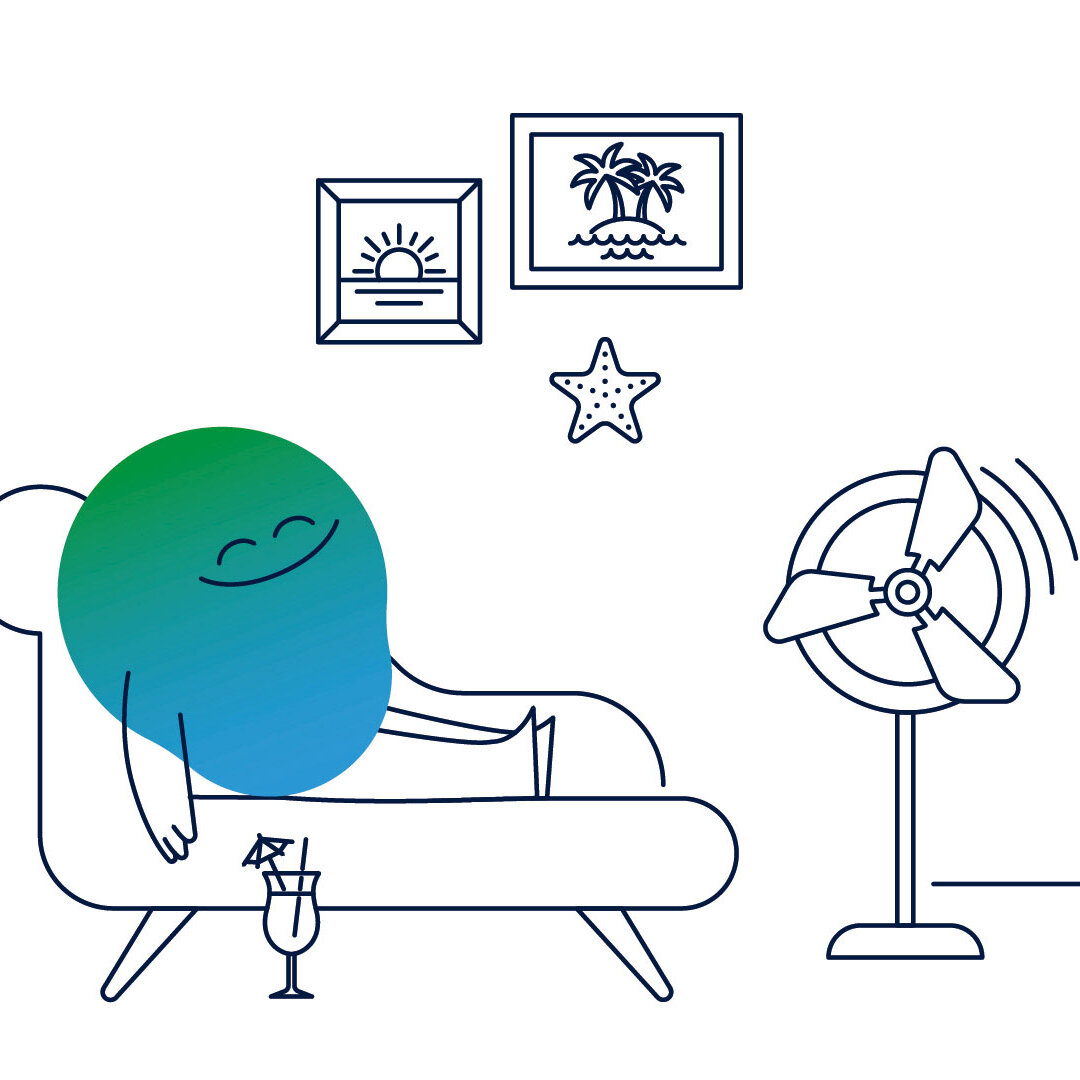 Illustration der Erklärfigur Kalle. Er liegt auf einem Sofa, hat ein Getränk vor ihm auf dem Boden. Ein Ventilator bläst ihm kühle Luft ins Gesicht. Durch das Fenster scheint die Sonne.