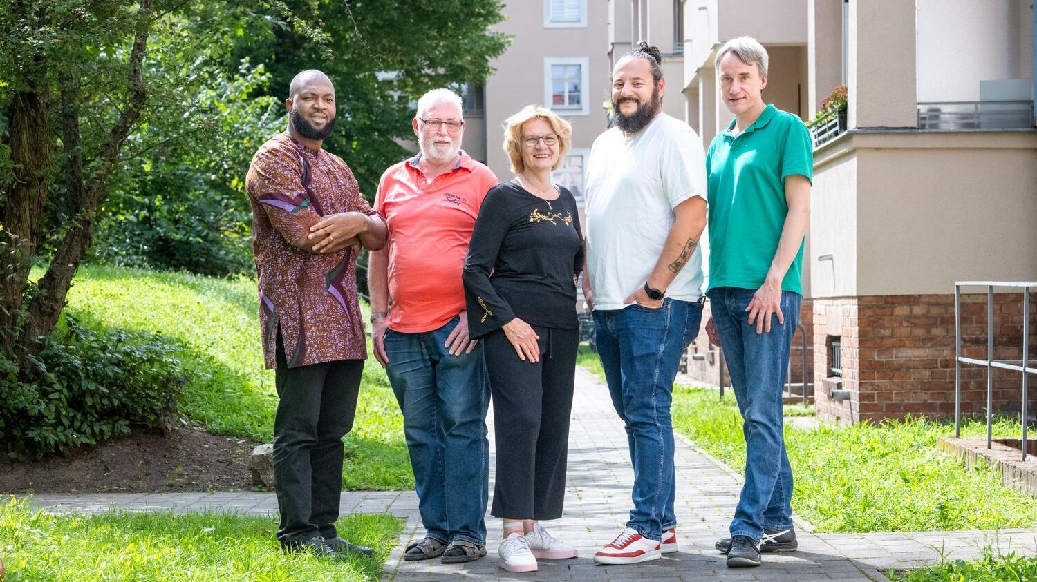 Gruppenaufnahme des Mieterbeirates im Quartier Schillerhöhe auf einer Wiese vor dem Haus.