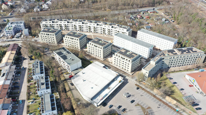 Drohnenaufnahme der Wohnanlage am Falkenberg. Zu sehen sind viele Neubauten und weitere Gebäude.