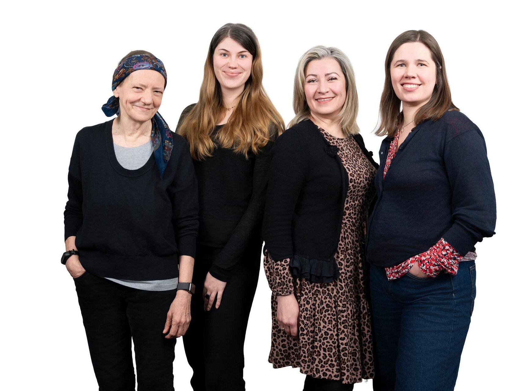 Gruppenportrait des Mieterbeirates Kietzer Feld. Vier Frauen stehen nebeneinander und lachen in die Kamera. Der Hintergrund ist weiß.