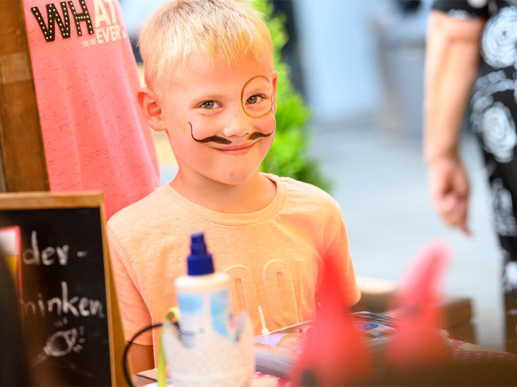 Ein Junge lässt sich schminken