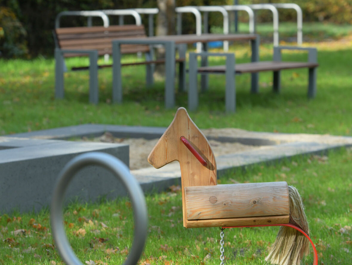 Außenansicht degewo-Neubau Tramper Weg 6 mit Spielplatz im Vordergrund.
