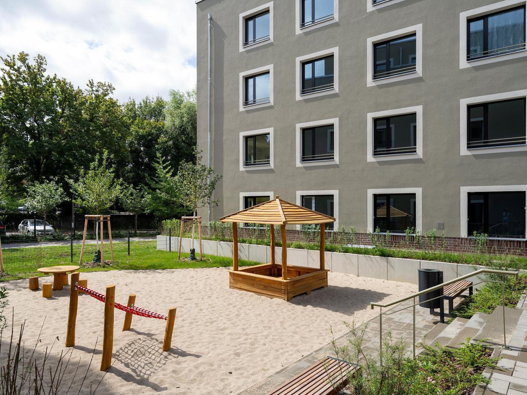 Spielplatz Innenhof Außenansicht Neubau am Falkenberg