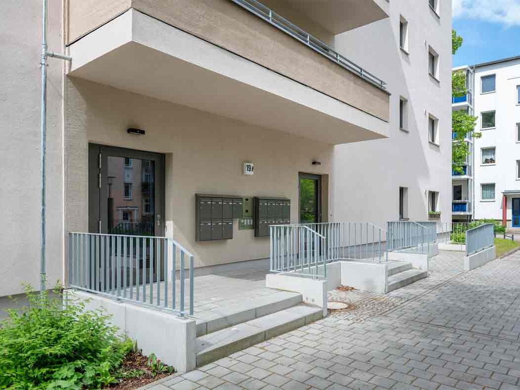 Außenansicht Eingangsbereich degewo-Neubau Färberstraße 19B.