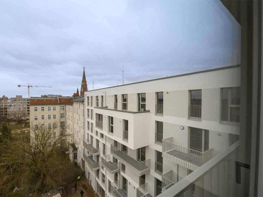 Außenansicht degewo-Neubau Gotenburger Straße 2: Blick aus 6. Obergeschoss auf Fassade.