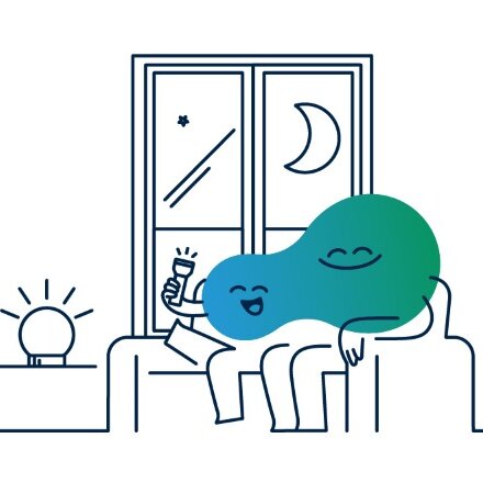 Illustration der degewo-Erklärfigur Kalle, die vor einem Fenster in einer Wohnung steht. Es sind viele Lampen zu erkennen.