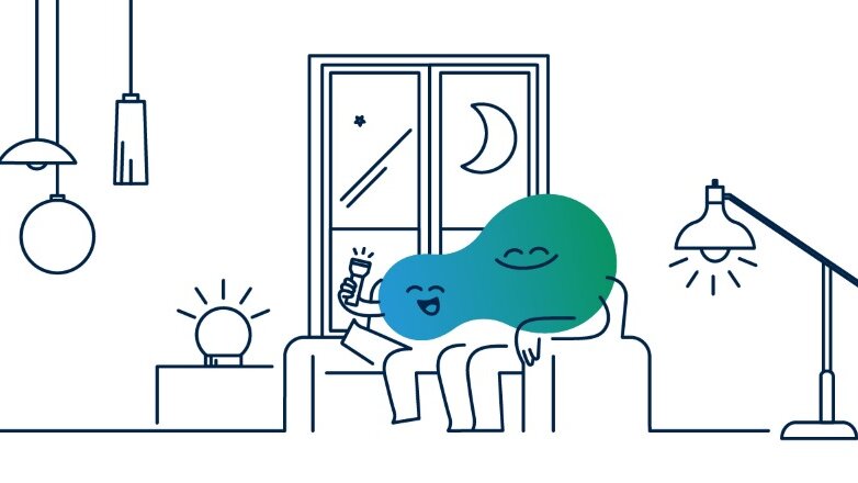 Illustration der degewo-Erklärfigur Kalle, die vor einem Fenster in einer Wohnung steht. Es sind viele Lampen zu erkennen.