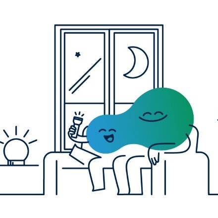 Illustration der degewo-Erklärfigur Kalle, die vor einem Fenster in einer Wohnung steht. Es sind viele Lampen zu erkennen.