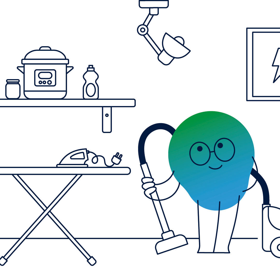 Illustration der Erklärfigur Kalle. Er steht in einem Raum, hat einen Staubsauger in der Hand. Daneben steht ein Bügelbrett mit Bügeleisen. Auf einem Regal stehen Mixer, Bohrmaschine und weitere Geräte. Es ist ein Sicherungskasten zu sehen.