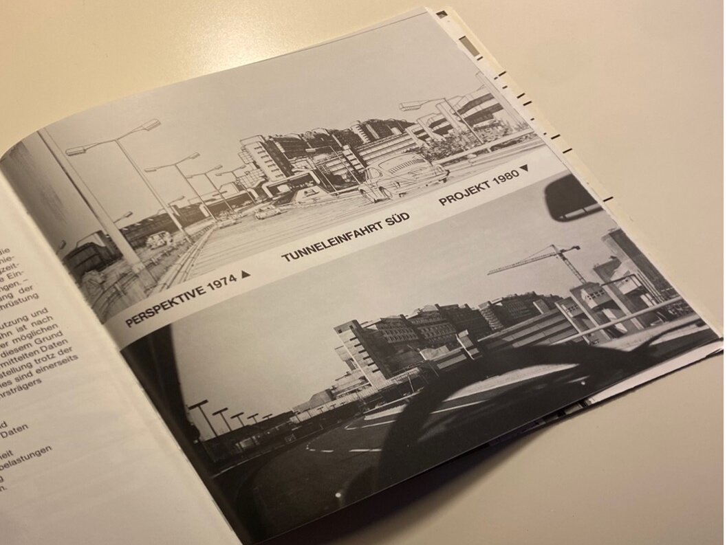 Aufgeschlagenes Buch liegt auf einem Tisch, zu sehen sind historische Schwarzweiß-Fotografien von Stadt- und Bauprojekten mit Beschriftungen.