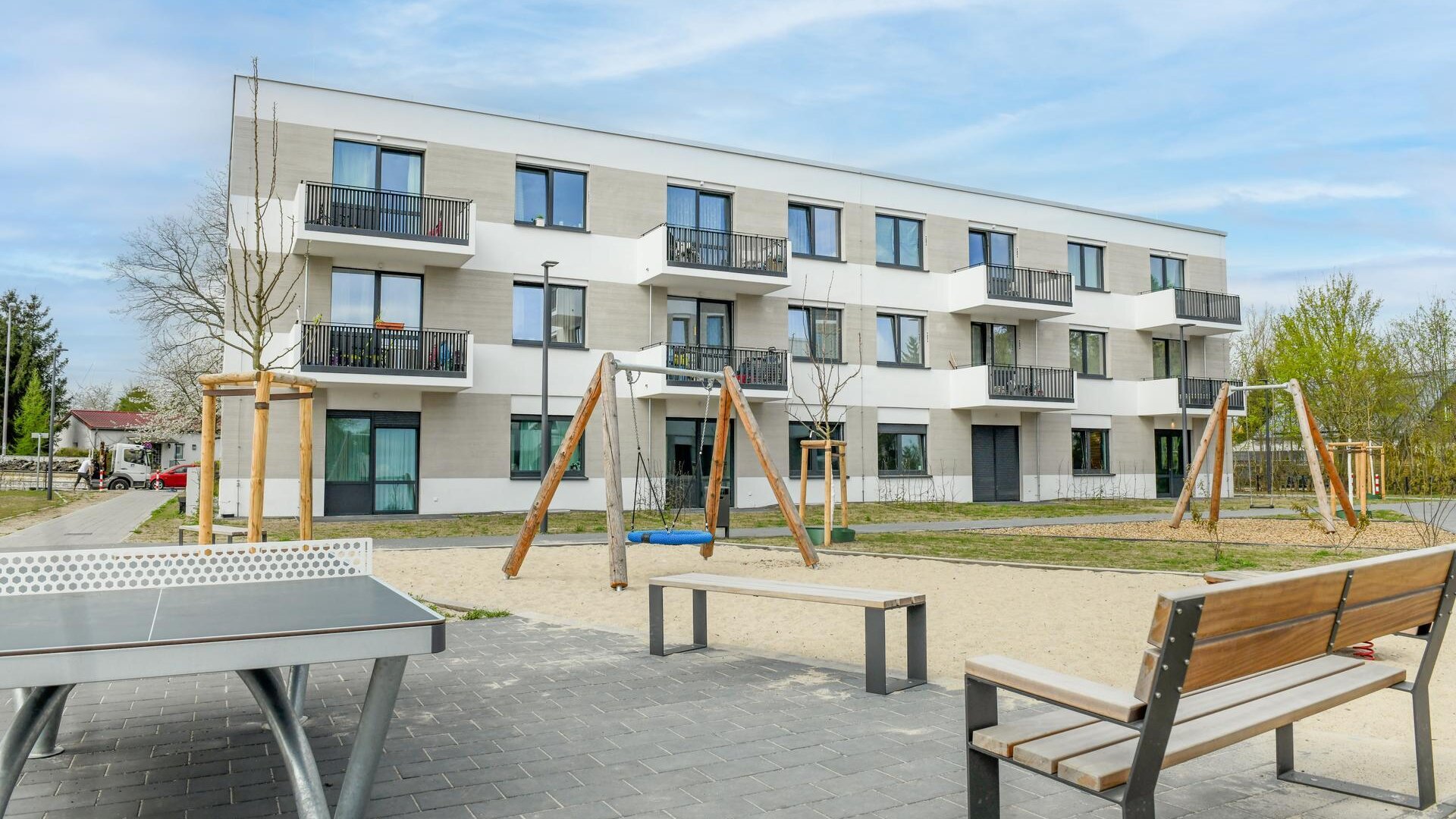 Außenansicht Gebäude Bohnsdorfer Weg mit Spielplatz davor