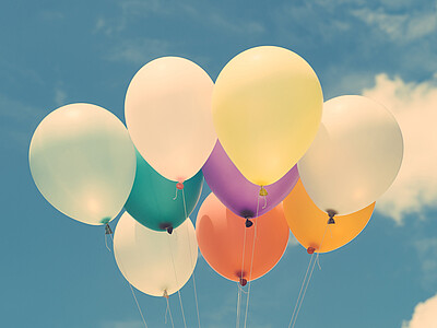 Bunte Luftballons schweben in der Luft