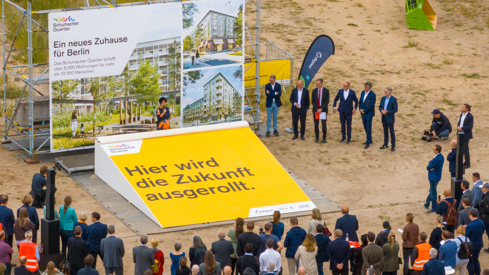 Bühnen beim Projektauftakt im Schumacher Quartier mit Menschenmenge davor. 