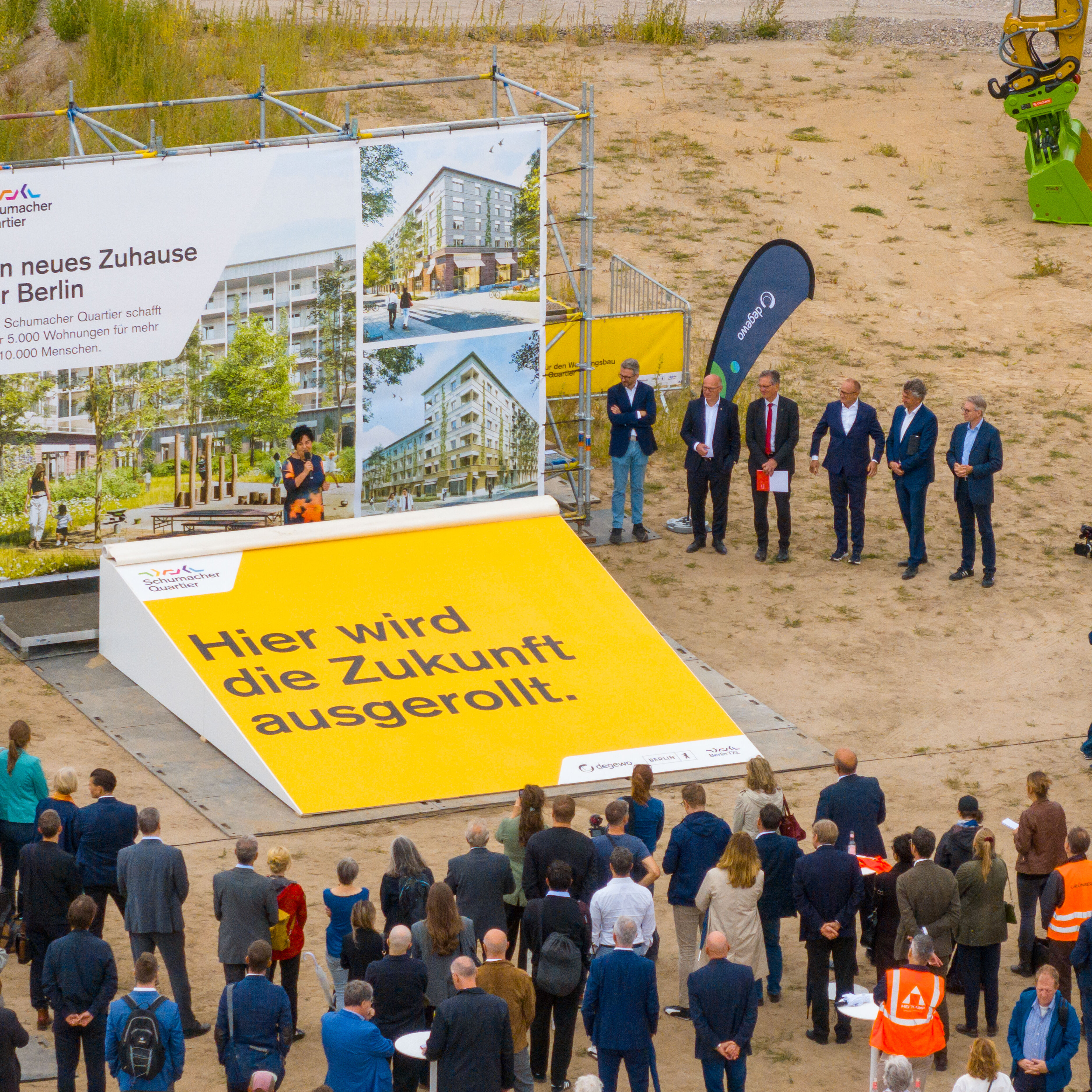Bühnen beim Projektauftakt im Schumacher Quartier mit Menschenmenge davor. 