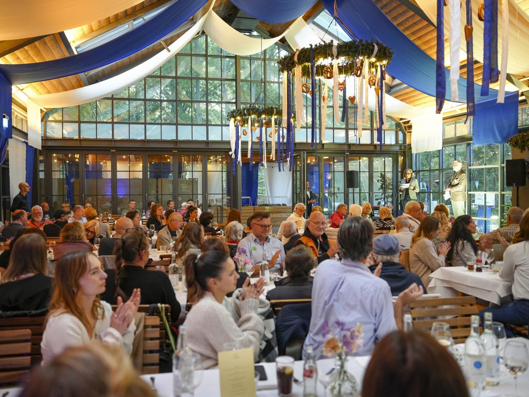 Raumaufnahme des Neuen Cafés mit teilnehmenden Mietergremien