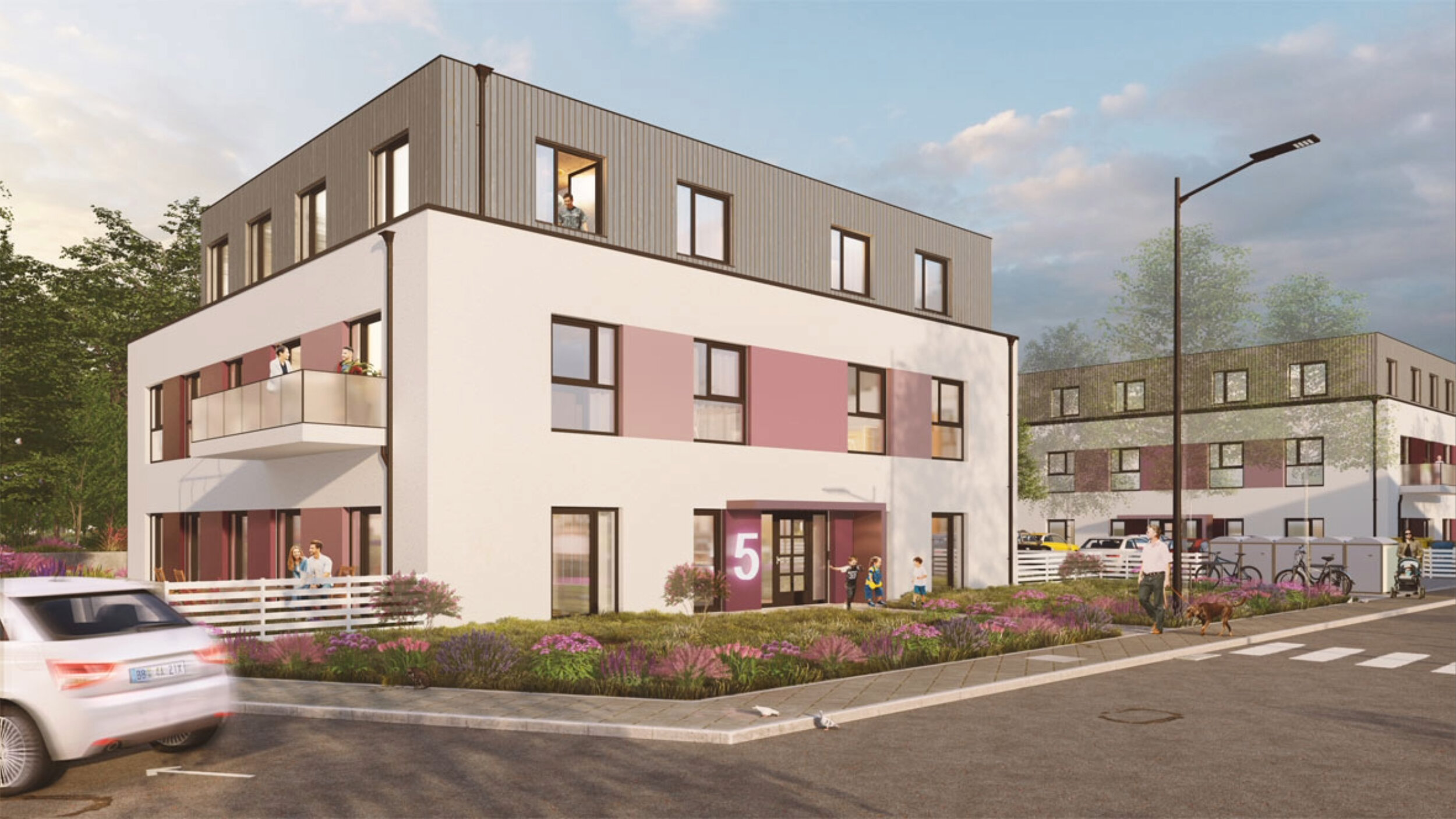 Visualisierung eines degewo-Neubaus in der Bisamstraße: Modernes, dreigeschossiges Mehrfamilienhaus mit Staffelgeschoss, heller Fassade und rosafarbenen Akzenten. Vor dem Gebäude befinden sich begrünte Vorgärten mit blühenden Stauden, ein Gehweg und parkende Fahrräder. Menschen stehen auf Balkonen und im Eingangsbereich, Kinder spielen vor dem Haus – die Darstellung vermittelt ein lebendiges, familienfreundliches Wohnumfeld.