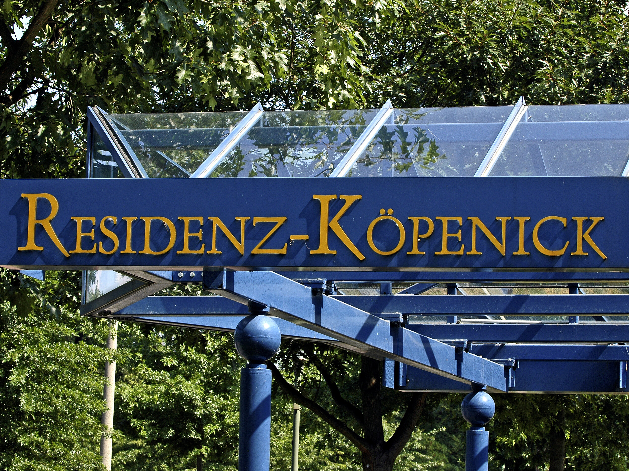 Ein Glasdach mit der Aufschrift Residenz Köpenick