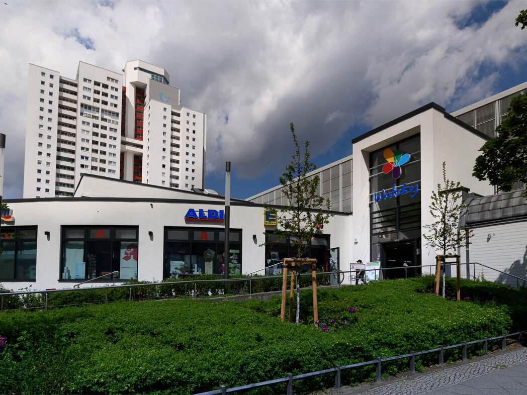 Dekoration im Wutzky, Blick auf Einkaufszentrum mit Hochhäusern im Hintergrund