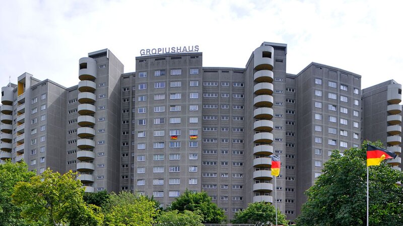 Straßenansicht degewo-Ankauf Gropiushaus.