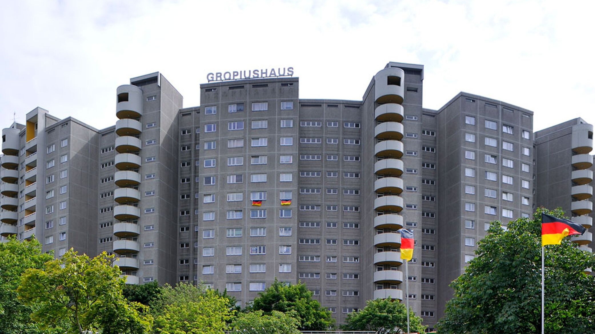 Straßenansicht degewo-Ankauf Gropiushaus.