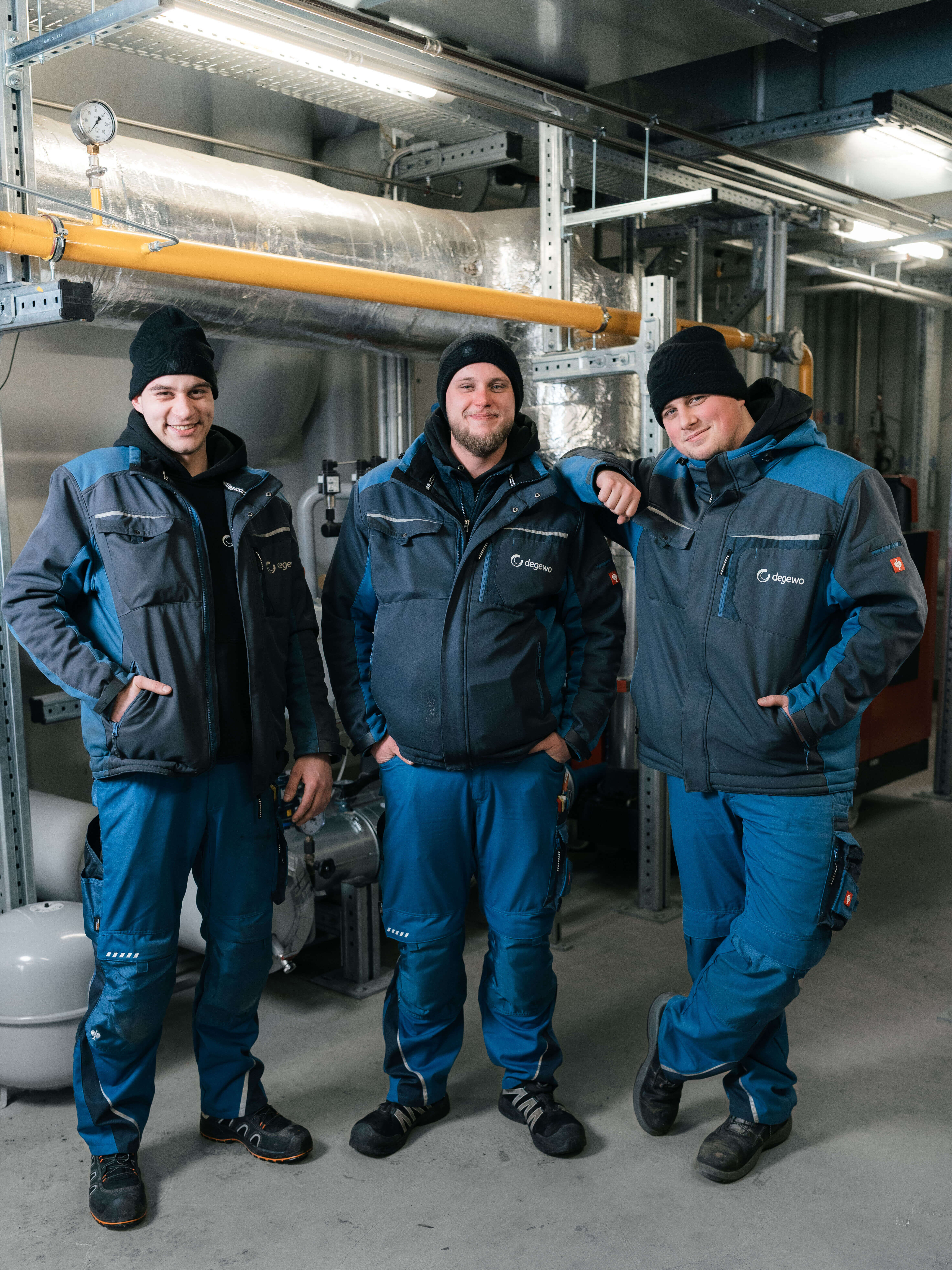 Gruppenfoto von drei Anlagenmechanikern für Anlagenbau