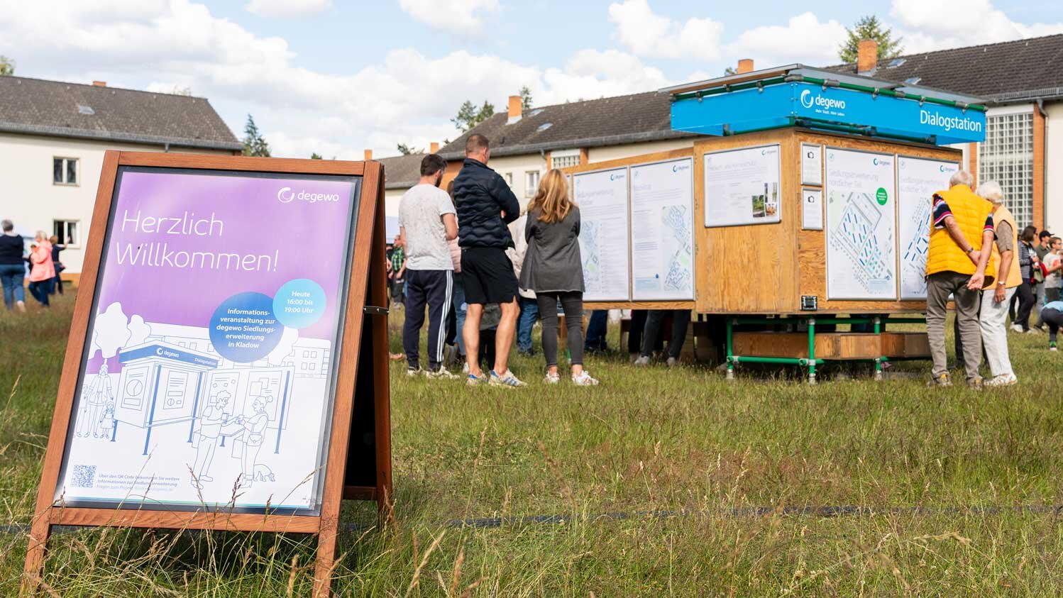 Besucherinnen und Besucher informieren sich an der degewo-Dialogstation über die geplante Siedlungserweiterung in Berlin-Kladow.