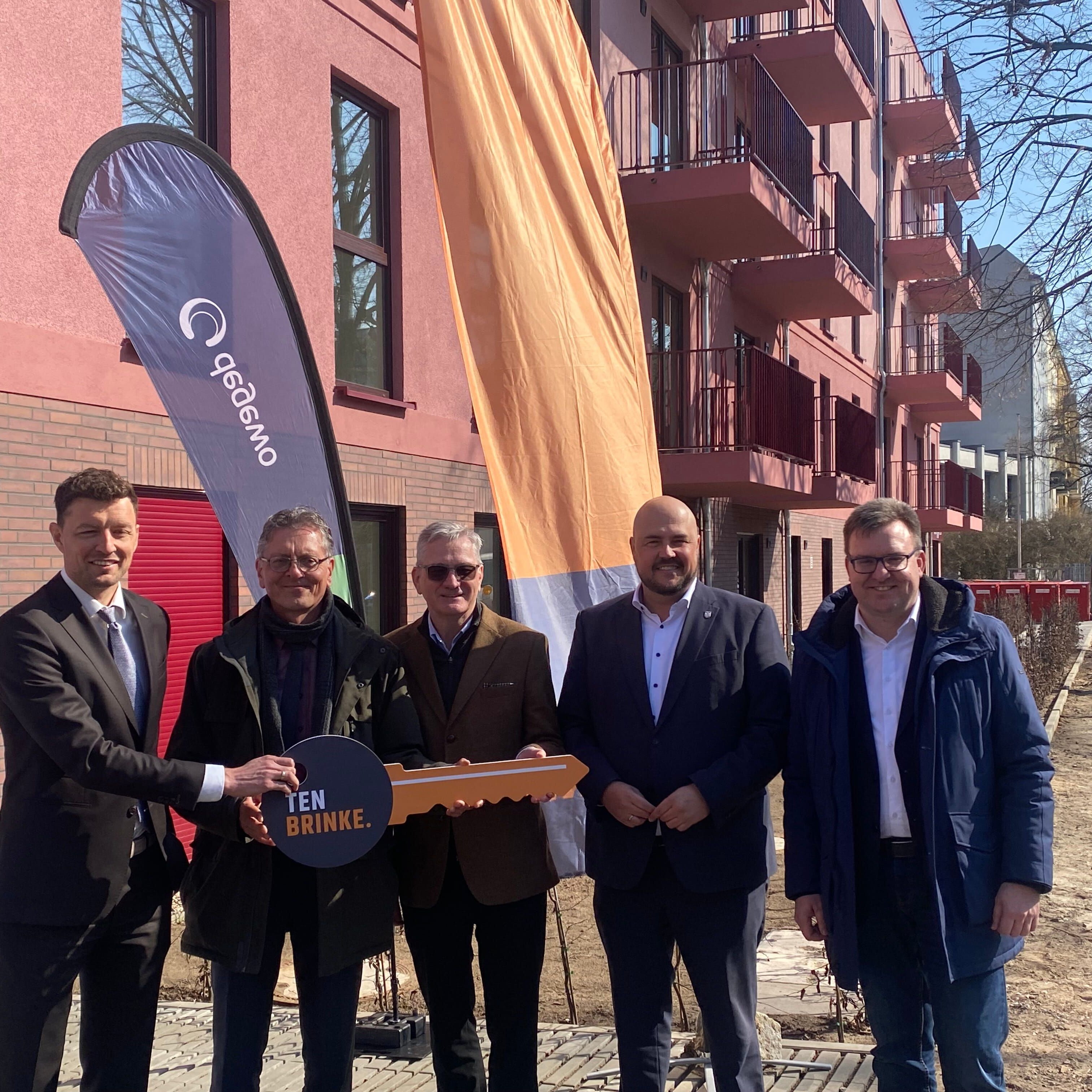 v.l.n.r.: Arjen ten Brinke, Geschäftsführer Ten Brinke Gruppe; Christian Gaebler, Senator für Stadtentwicklung, Bauen und Wohnen; Christoph Beck, Vorstandsmitglied degewo; Frank Bewig, Bezirksbürgermeister Spandau; Thorsten Schatz, Baustadtrat Spandau bei der feierlichen Schlüsselübergabe