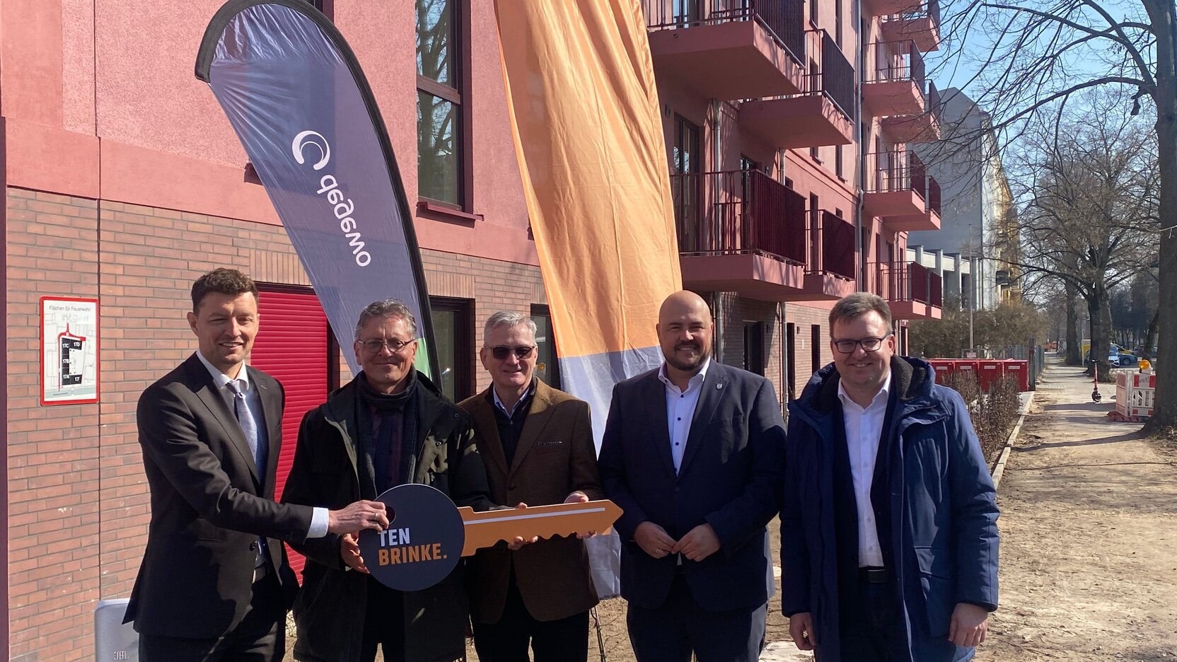 v.l.n.r.: Arjen ten Brinke, Geschäftsführer Ten Brinke Gruppe; Christian Gaebler, Senator für Stadtentwicklung, Bauen und Wohnen; Christoph Beck, Vorstandsmitglied degewo; Frank Bewig, Bezirksbürgermeister Spandau; Thorsten Schatz, Baustadtrat Spandau bei der feierlichen Schlüsselübergabe