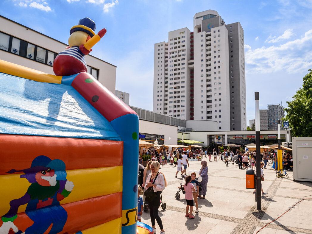Ein Hüpfburg und Menschen auf dem Fest
