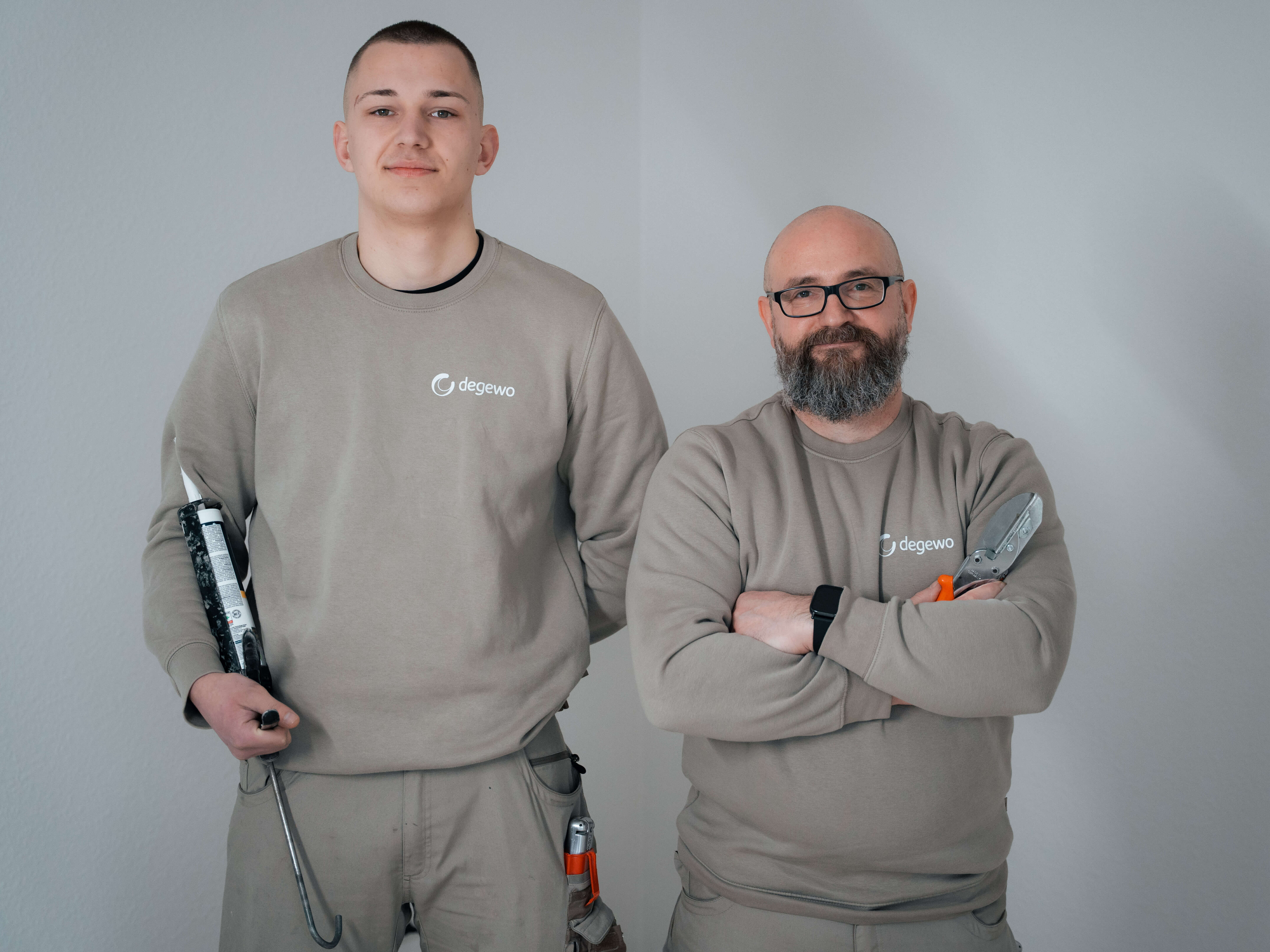 Bodenleger mit Azubi bei Leerwohnungssanierung