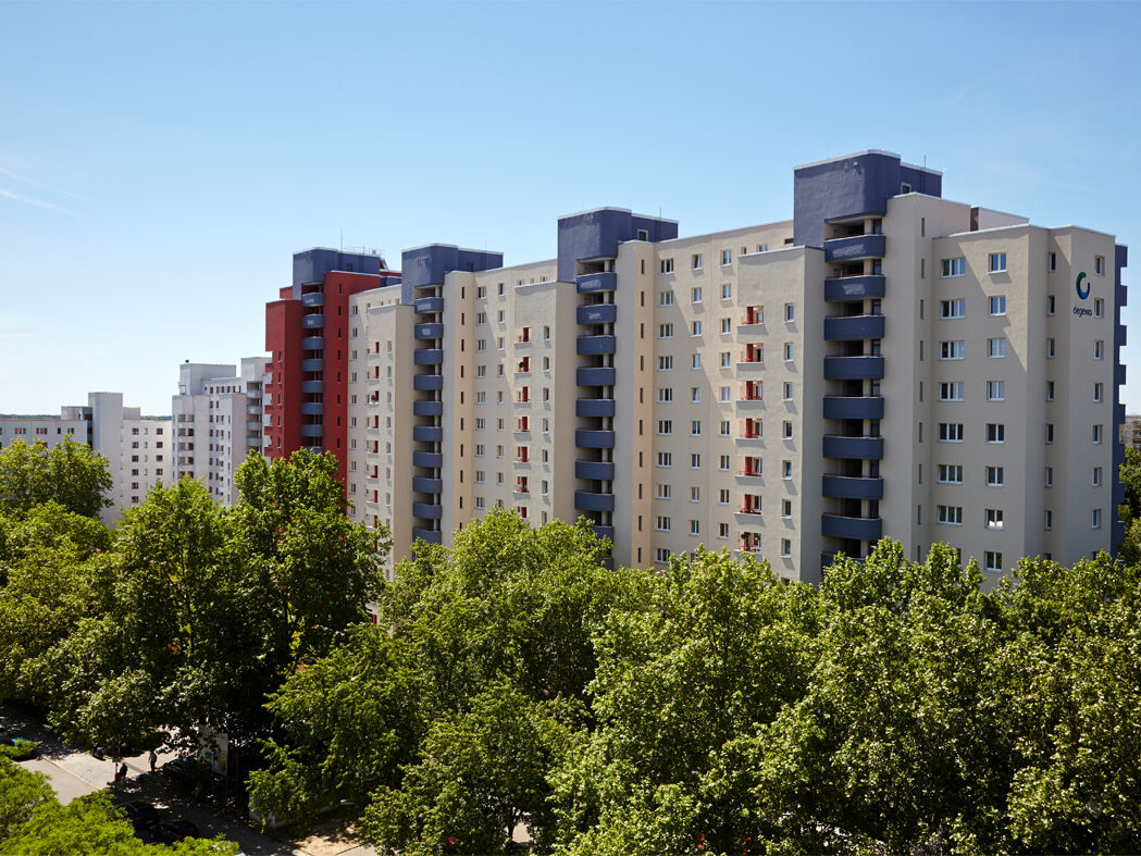 Außenansicht degewo-Ankauf Waldsassener Straße 11 und 16 bis 22 Lichtenfelder Ring 81 bis 89: Blick aus großer Entfernung mit Baumreihe im Vordergrund.