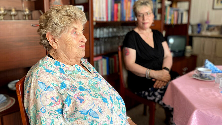 Eine ältere und eine jüngere Frau am Kaffeetisch