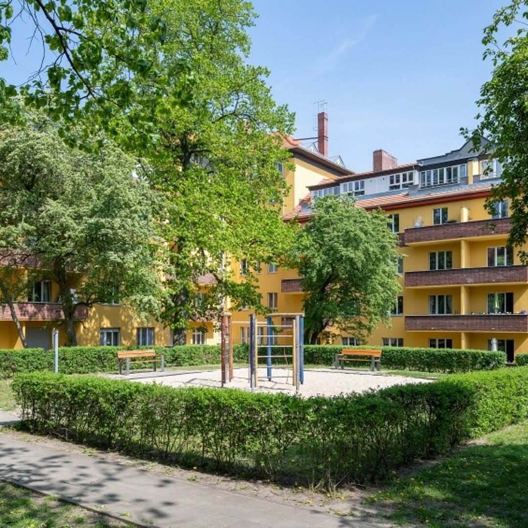 Hofansicht von einem Wohnhaus in der Buschkrugallee