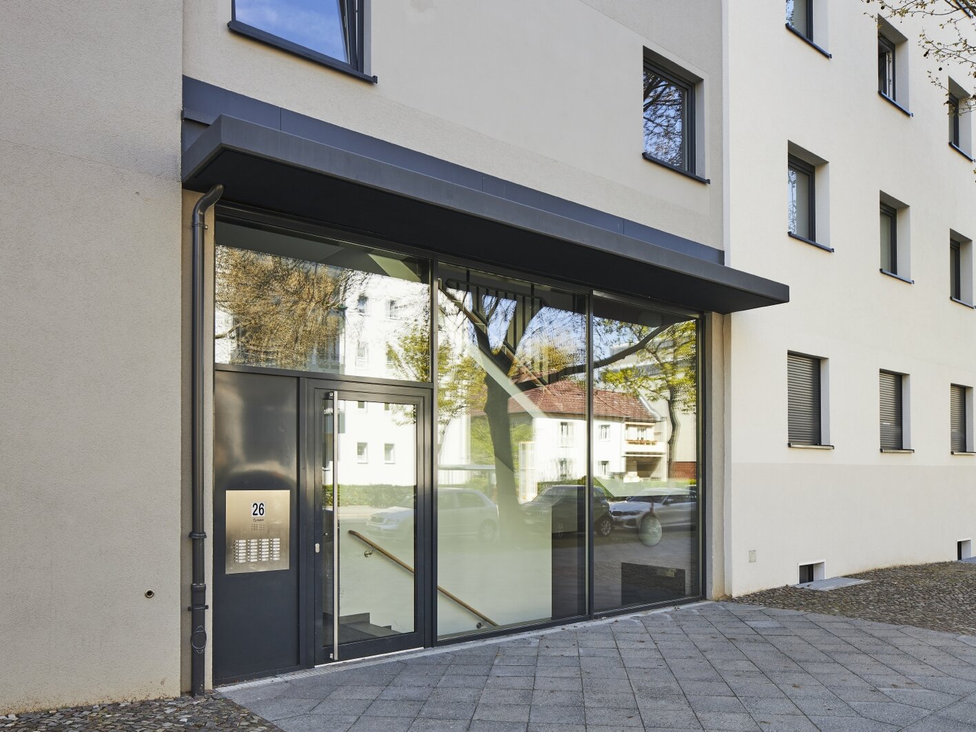 Straßenansicht degewo-Neubau Usedomer Straße 26: Eingangsbereich mit Überdachung.