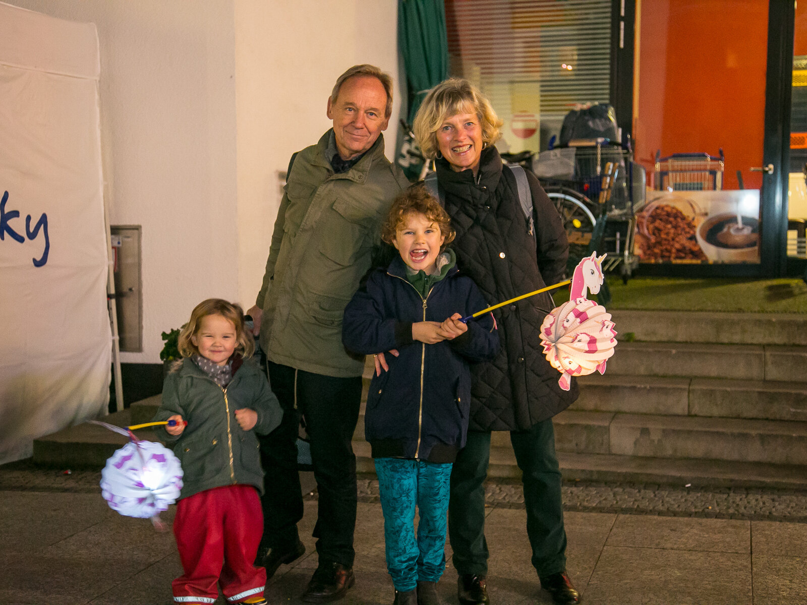 Eltern mit zwei Kindern und ihren Laternen