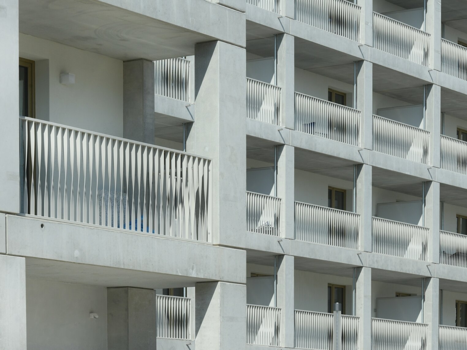 Außenansicht degewo-Neubau Theodor-Loos-Weg 31 bis 35: Fassade mit Balkonen.