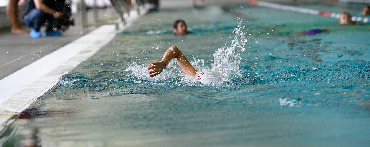 Schwimmerin im Wasser