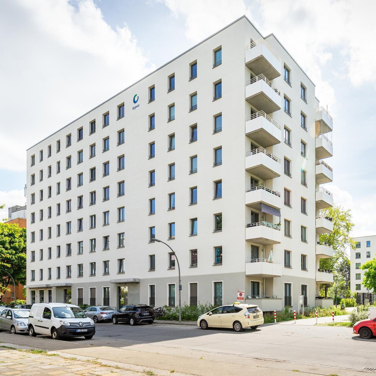 Totale Gebäudeansicht mit parkenden Autos davor im Bornhagenweg