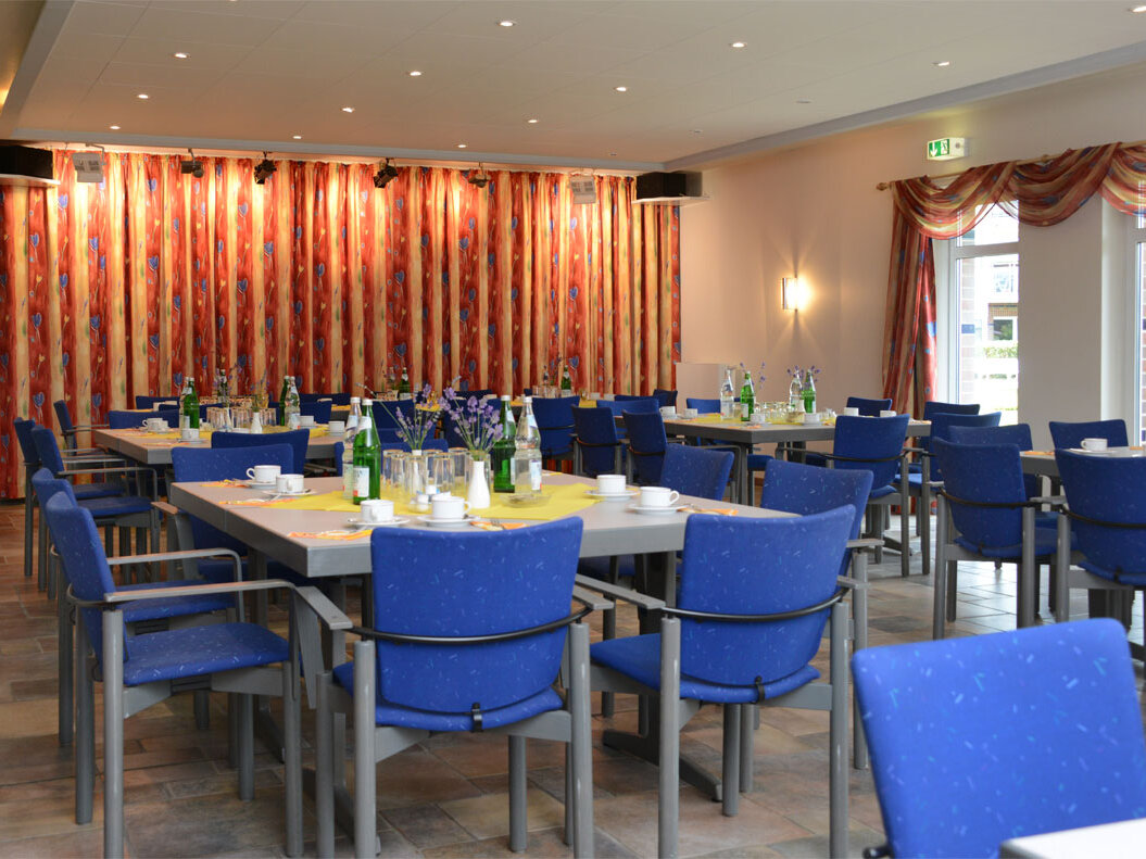 Großer Speise-Raum mit großen Tischen und Stühlen