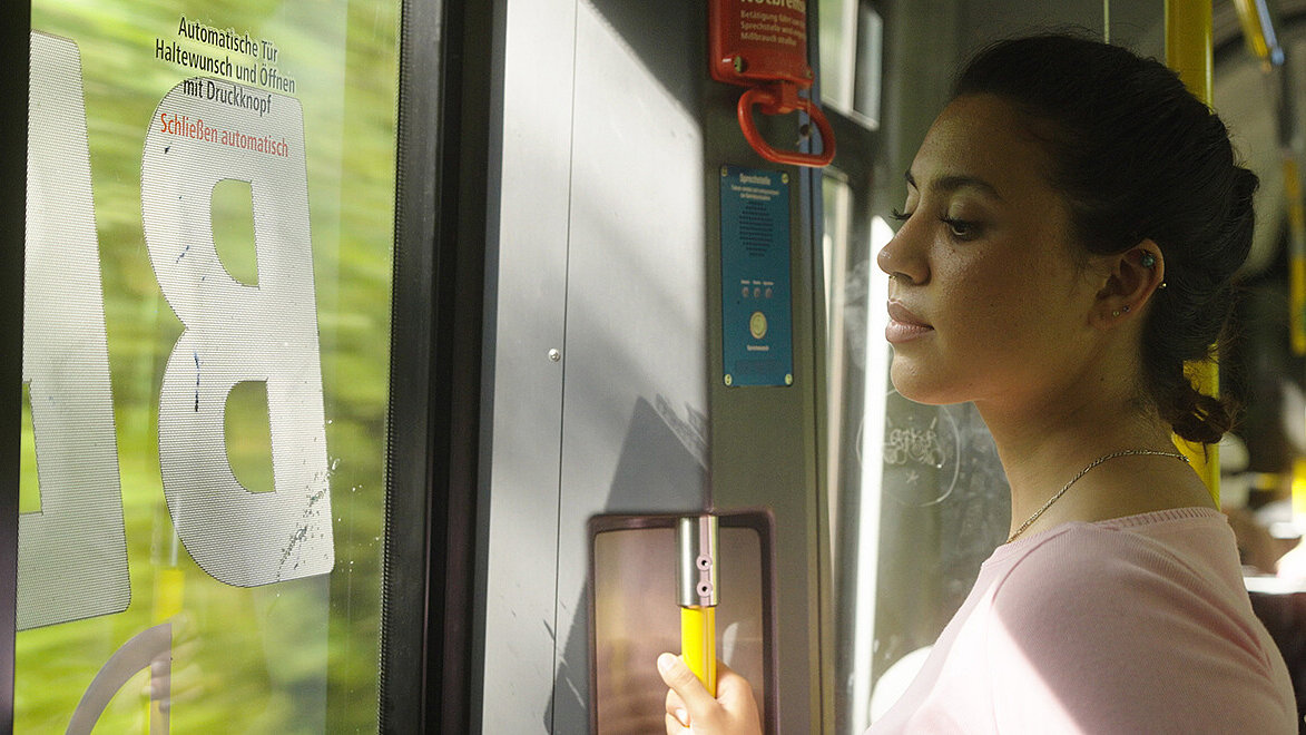 Selinay in einer BVG Tram auf dem Weg zur degewo