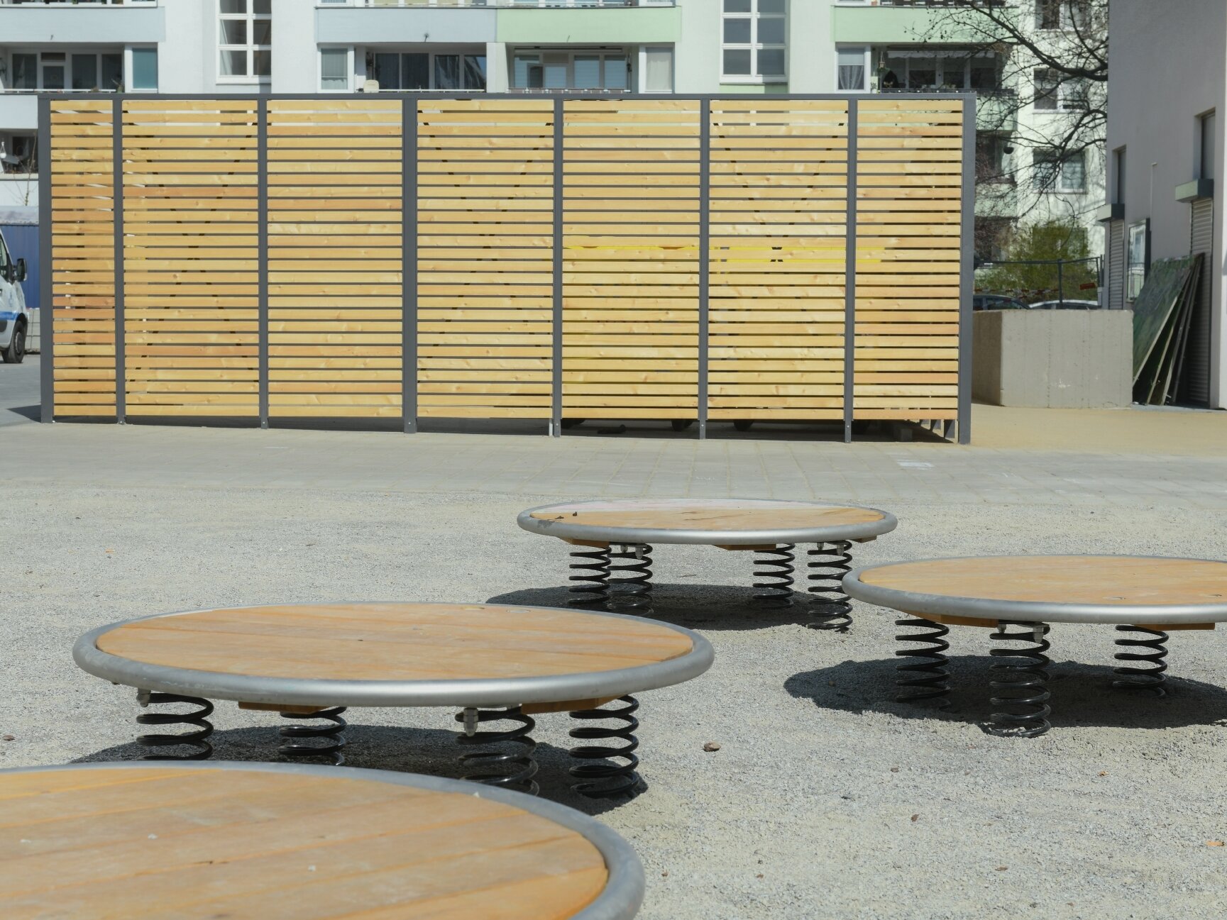 Außenansicht degewo-Neubau Theodor-Loos-Weg 31 bis 35 mit Spielplatz im Vordergrund.