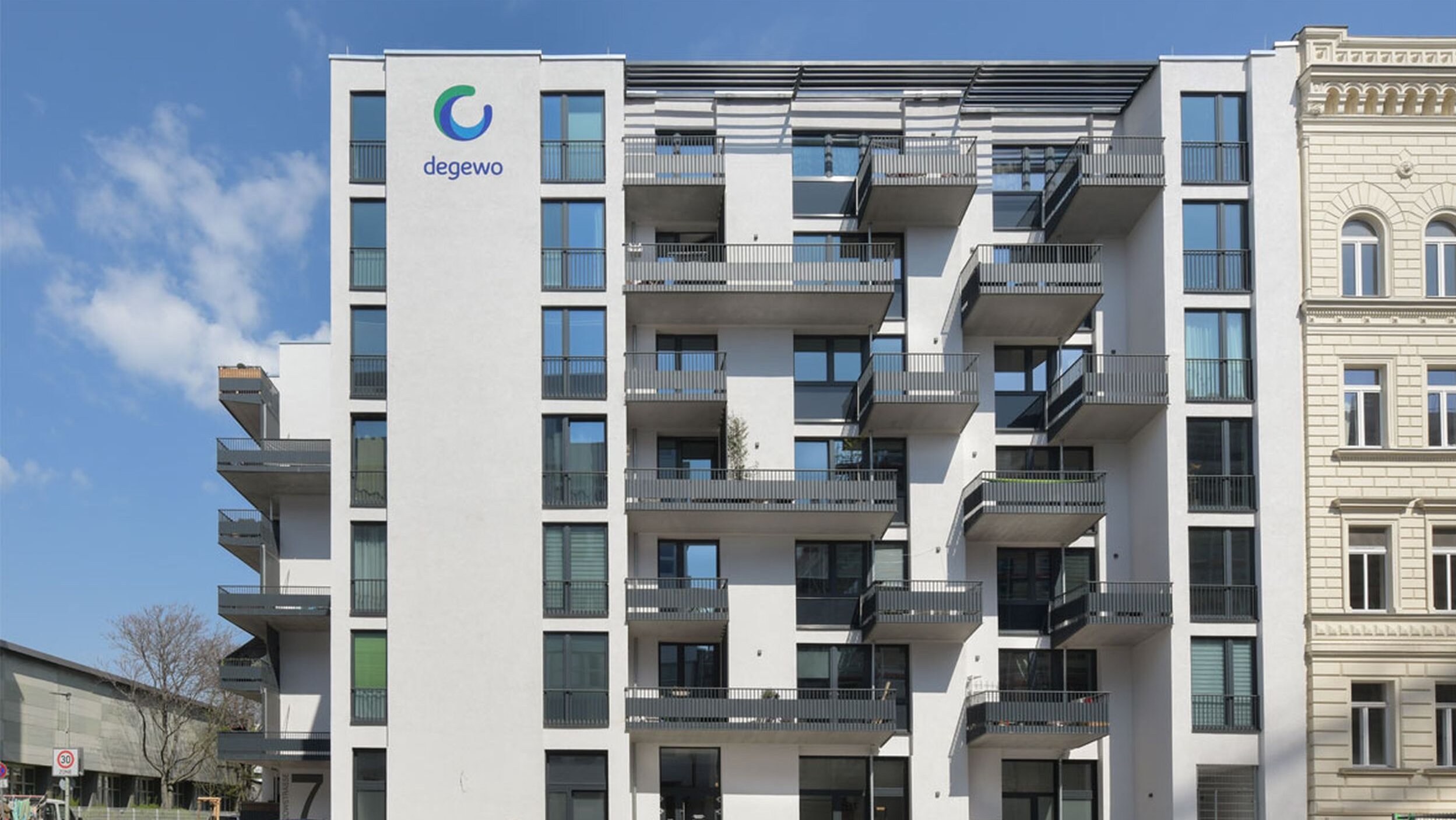 Außenansicht degewo-Neubau Lützowstraße 7 mit degewo-Logo an Fassade.