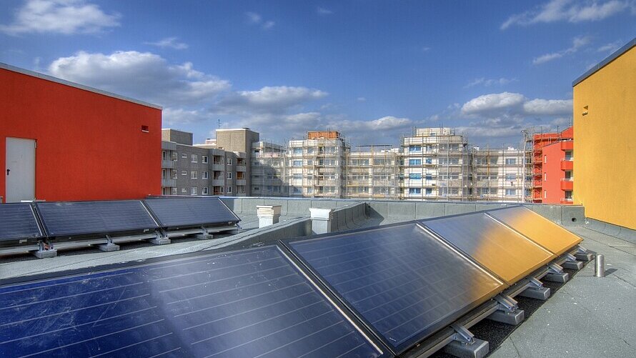 Photovoltaikanlage auf dem Dach des Hofgartens in Wedding